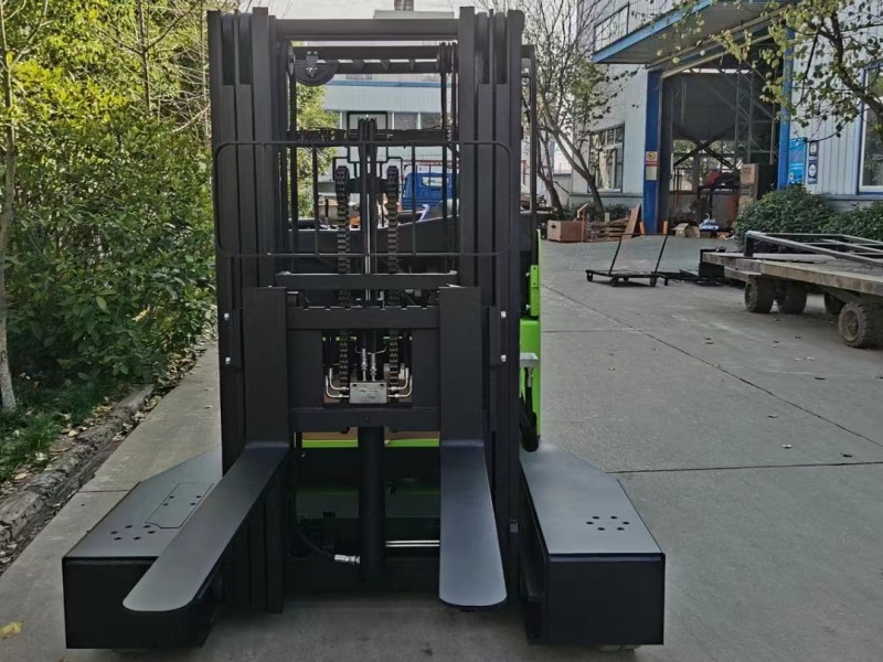 NEOforklift 1 одиниця 4-х напрямного навантажувача буде доставлена клієнту.