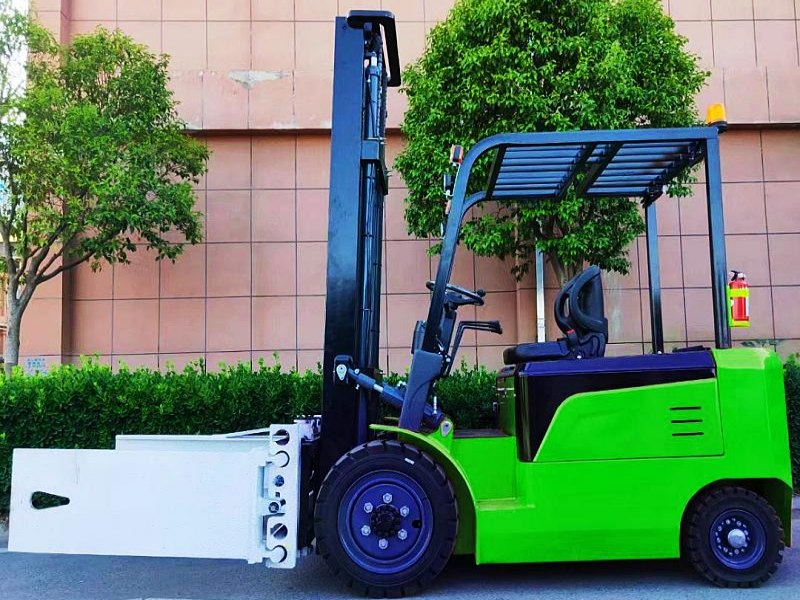 1 одиниця вилочного навантажувача NEOforklift з літієвою батареєю із затискачем незабаром буде відправлено замовнику.