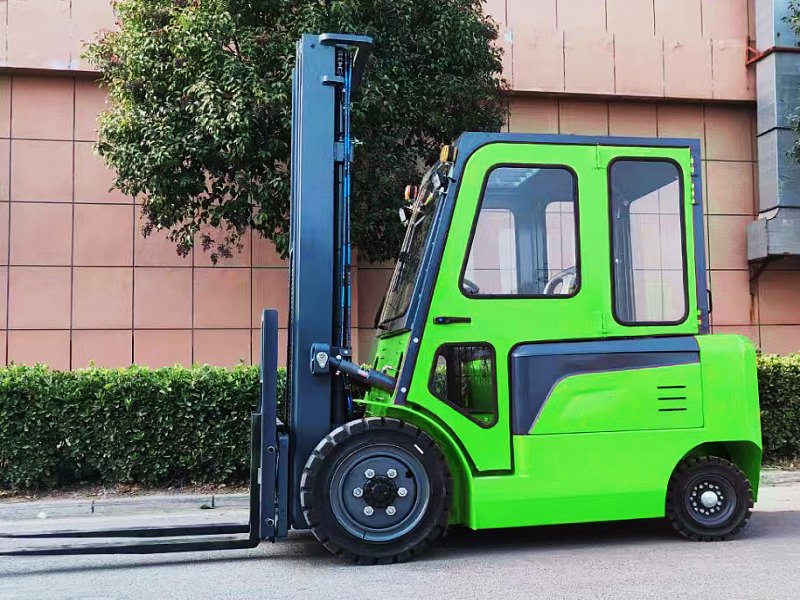 1 одиниця навантажувача з літій-іонним акумулятором NEOforklift, налаштованого на замовлення, буде надіслано замовнику